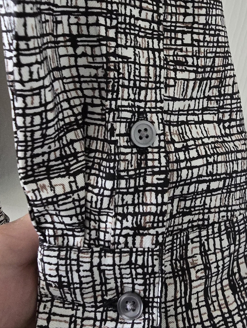 Banana Republic Black & White Abstract Print Button-Up Shirt Size Small - Picture 6 of 12